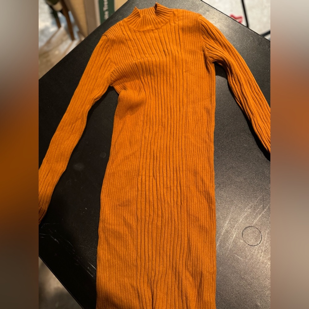 FOREVER 21
Ribbed Burnt Orange Midi Dress